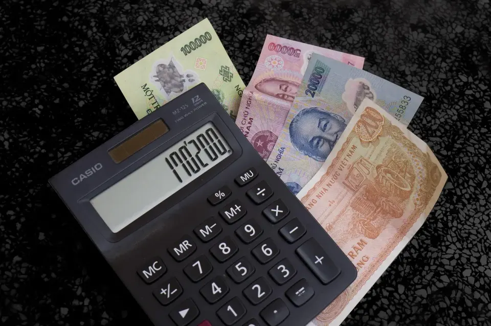 Vietnamese dong banknotes next to a computer keyboard