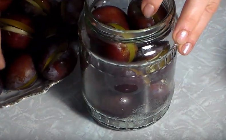 Marinată prune cu usturoi